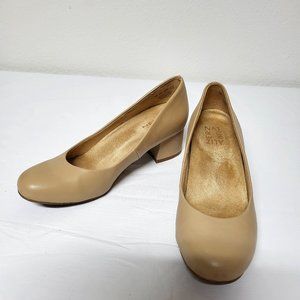 Naturalizer Woman's Heels, 1.5 Inch Heel, Beige/Tan, Size 6.5